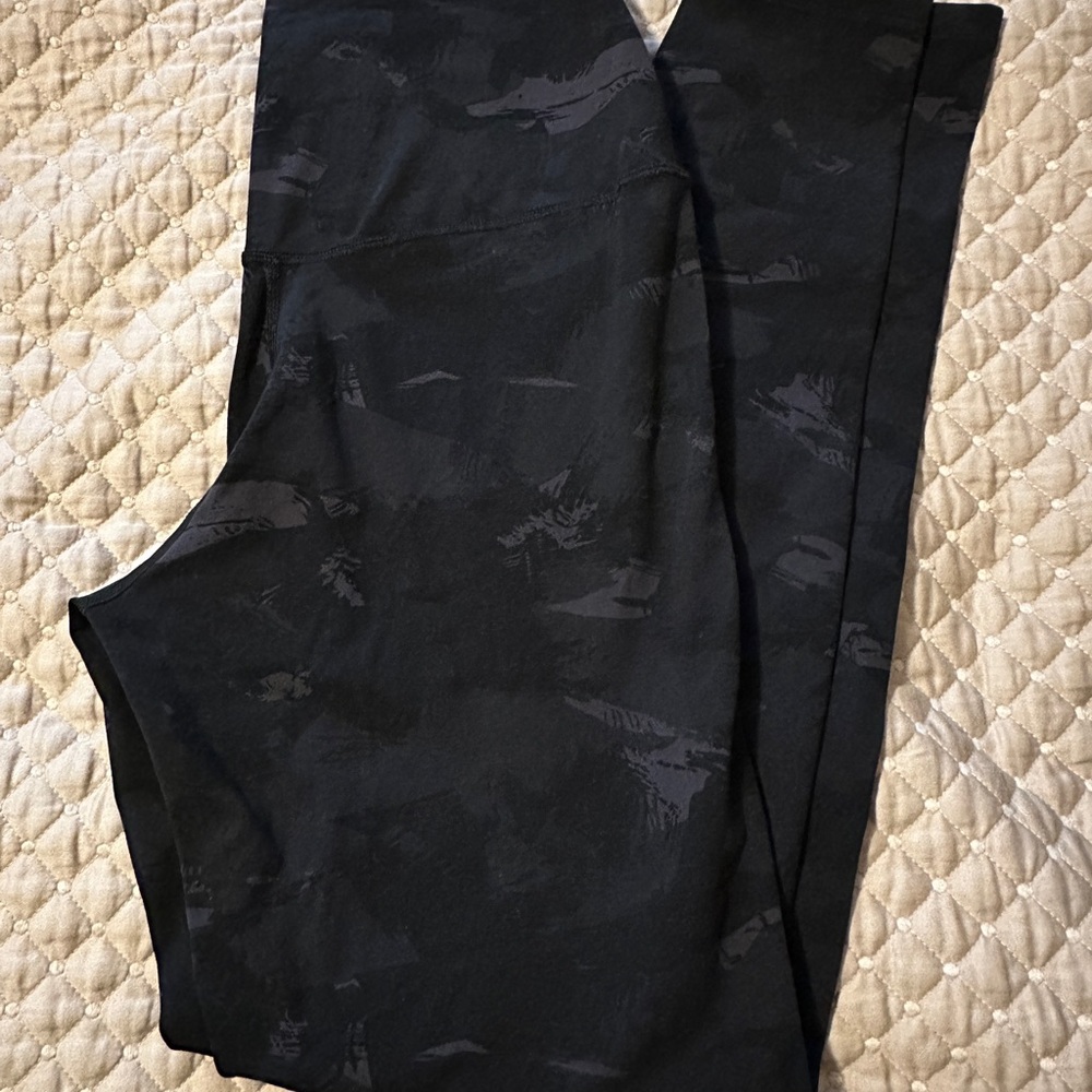 Black Camouflage Leggings with Sleek Stretch Fabric